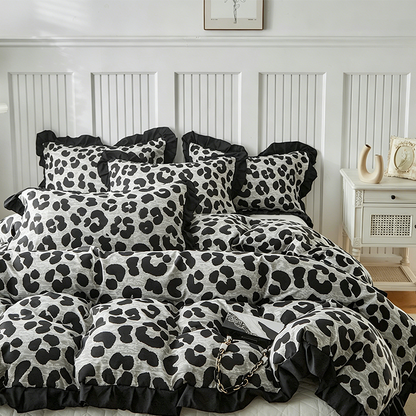🐆 50% OFF! ✨ Leopard Print Ruffled Duvet Cover Set – Bold Wild Print with Elegant Black Ruffled Trim, Soft Polyester Fabric & Easy Machine Care – Multiple US/EU Sizes for a Chic Cozy Bedroom 🛏️